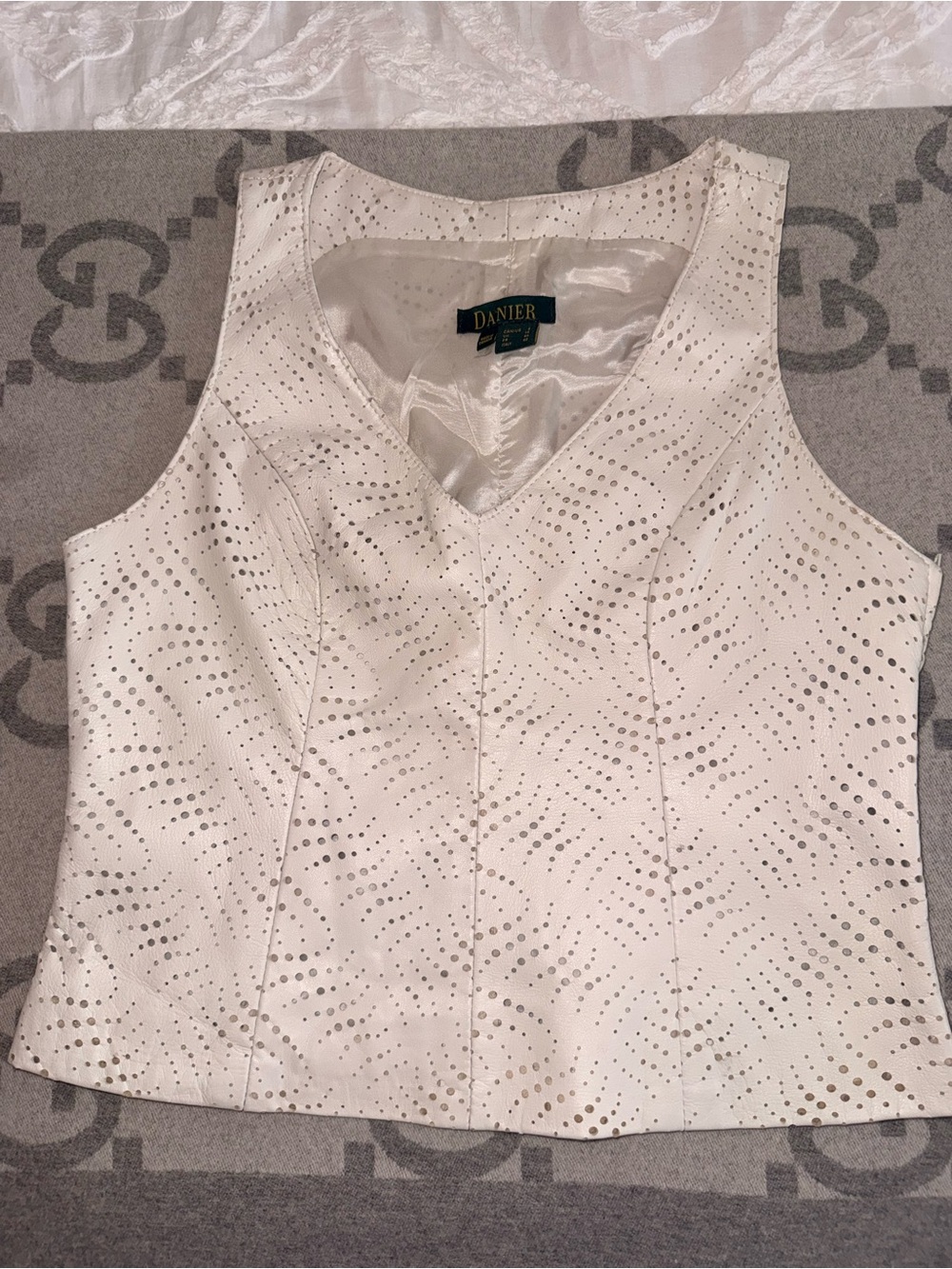 VTG Danier Genuine Leather Sleeveless Eyelet V-Neck Top white - Picture 2 of 8